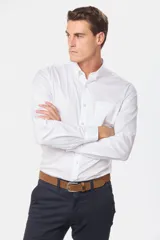 Camisa celeste lisa de corte clásico con cuello abotonado y bolsillo en el pecho.