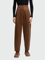 Pantalón de corte recto con cintura alta, cierre frontal con botón y costuras verticales decorativas en el frente.