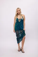 Vestido midi de tela semitransparente con acabado brillante en color verde esmeralda. Presenta un diseño con volados en los recortes, escote con cordón ajustable y breteles finos.