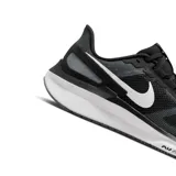 Championes de running Nike Air Zoom Structure 25, color negro con detalles en azul y blanco. Presentan tecnología Air Zoom en la suela para mayor amortiguación y soporte.