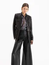 Parka Net confeccionada en cuero con recortes laterales en gabardina elastizada, de silueta estructurada, cuello mao, broches forrados, bolsillos con solapa y cinturón de cuero a juego con hebilla metálica.