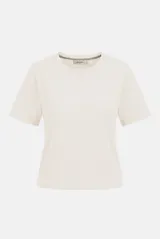 Remera básica de corte recto, color azul, con cuello redondo y mangas cortas. Presenta un pequeño detalle bordado en tono sobre tono en el borde inferior.