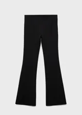Pantalon de tiro medio con diseño acampanado y entallado, confeccionado en tejido elástico con cintura de goma elástica.