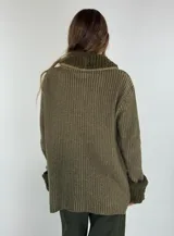 Saco marrón con rayas verticales en tonos beige, con cuello y puños de tejido rizado. Cierre frontal con botones.