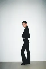 Pantalón de tiro alto color marrón, con cintura elástica y bajo acampanado (flare).