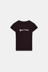 Camiseta slim fit color gris oscuro, con cuello redondo y manga sisa caída. Presenta un texto blanco en el delantero que dice "Main character Role".