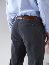 Pantalón de gabardina azul marino, corte slim fit, con bolsillos laterales y traseros.