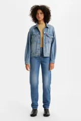 Jean de corte recto y tiro alto, confeccionado en denim de algodón con lavado azul medio y efecto desgastado.