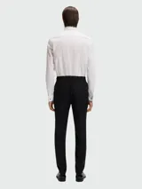 Camisa de vestir blanca de manga larga para hombre, con cuello clásico y puños franceses (se aprecian gemelos). Corte ajustado al cuerpo.