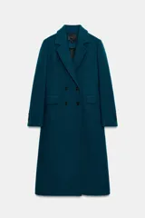 Abrigo entallado de Zara confeccionado en mezcla de lana, con diseño de doble botonadura, cuello solapa de muescas, hombreras y bolsillos delanteros con solapa.