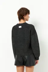 Sweater celeste tramado de manga larga y cuello redondo.