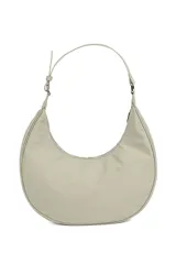 Bandolera negra en forma de luna con dos cierres delanteros.