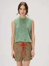 Short holgado de cintura alta con pretina integrada, cordón ajustable delantero y estampado geométrico en tonos rojos y beige.