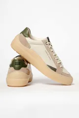 Zapatillas deportivas de cuero color crema, con detalles en gamuza color beige y verde.