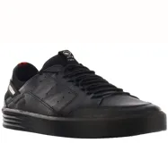 Zapatos urbanos Freeway modelo Marshall, color negro, de caña baja y estilo casual. Presentan capellada de cuero sintético, cuello acolchado y suela de goma gruesa. Tienen cordones negros y una etiqueta con la palabra "Freeway" en el lateral.