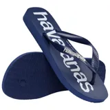 Chancletas de goma azul marino con gran estampado del logo de Havaianas en color blanco a lo largo de la plantilla. Tiras texturizadas con el nombre de la marca en relieve.