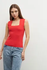 Top sin mangas de color rojo, con escote cuadrado y ajuste al cuerpo.