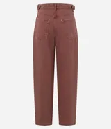 Pantalón baggy de sarga de algodón color rosado, con cintura media, bolsillos funcionales y ajuste mediante botón y cierre.