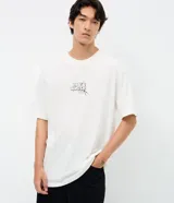 Remera de algodón blanca de corte relajado, con cuello redondo, manga corta y estampa frontal de los Hermanos Metralla.