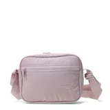 Cartera bandolera Puma modelo Her Crossbody Bag, de color rosado, con diseño acolchado, cierre superior, bolsillo frontal con cierre y correa ajustable. Presenta el logo de la marca bordado en la parte inferior.