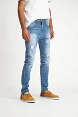 Jean celeste con efecto lavado y roturas en las rodillas, de corte ajustado.