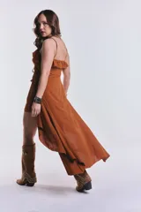 Blusa color camel con tirantes finos, escote en V con volados y cordones para atar en el frente. Presenta diseño tipo capa con parte trasera más larga y caída asimétrica.