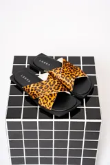 Sandalias chatas con estampado animal print.