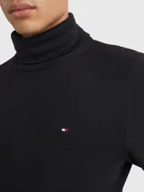 Sweater de cuello tortuga Tommy Hilfiger confeccionado en mezcla de algodón Pima y cachemira. Presenta un diseño de corte regular con cuello, puños y bajo de punto canalé, y el logo de la marca bordado en el pecho.