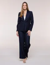 Blazer de sastre entallado color gris claro, con solapa de muesca clásica, cierre frontal de un solo botón y bolsillos frontales de vivo horizontales.