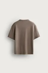Camiseta de punto relaxed fit de algodón color bordó con efecto lavado, cuello redondo y manga corta.