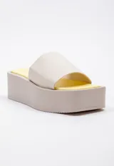 Sandalias negras de plataforma con punta cuadrada y tira ancha sobre el empeine.