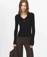 Jersey de punto color negro con cuello polo, cierre frontal parcial con botones y mangas largas.