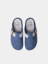 Slippers Toni Pons modelo Mima, color azul melange, confeccionados en fieltro reciclado con suela de goma gris y tira ajustable con hebilla metálica.