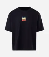 Remera negra de algodón con cuello redondo, mangas cortas y corte amplio, con gran estampado en la espalda de los personajes de Toy Story y la frase "Amigo, estou aqui".