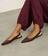Zapatilla tipo slingback de cuero color marrón oscuro, con diseño de punta fina y talón descubierto con tira de ajuste.