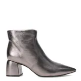 Botas de caña corta con punta fina y taco cuadrado, confeccionadas en cuero con estampado animal print de leopardo.