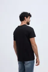Remera básica de algodón pima color negro, de manga corta y cuello redondo, con pequeño detalle bordado en el pecho.