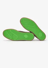 Championes urbanos Satorisan modelo Heisei, confeccionados en gamuza color verde oliva con suela de goma color marrón. Presentan cordones al tono y detalles metálicos en los ojales.