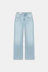 Jeans de tiro bajo y cinco bolsillos, de pierna ancha y larga. Cuenta con cierre frontal con cremallera y botón metálico.