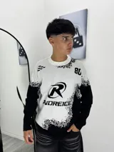 Sweater de punto con diseño bicolor en blanco y negro, cuello redondo y estampado gráfico frontal con la marca Andreice y el número 80.