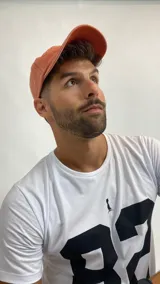 Remera blanca de manga corta con estampado frontal del número 82 en color negro y un pequeño logo de un pingüino con galera.