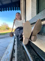 Bandolera color camel de cuero con forro de tela, bolsillo interior y exterior.