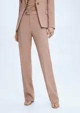 Pantalon de vestir de corte recto, confeccionado en tejido mezcla de lana. Presenta un diseño estructurado con pinzas frontales, bolsillos laterales y cierre oculto de botón, gancho y cremallera.