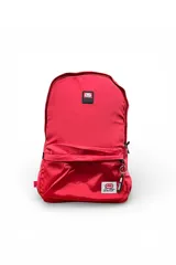 Mochila Ecko modelo EK105 de color azul, con un compartimento principal amplio, un bolsillo frontal con cierre, bolsillos laterales y parches con la marca.