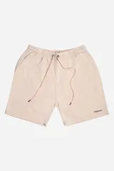 Short de felpa sin frisa, color marrón verdoso, con efecto acid wash. Presenta cintura elástica con cordón de ajuste y logo estampado en la parte inferior derecha.