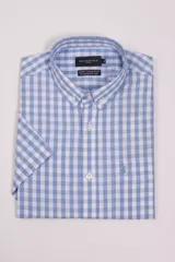 Camisa de manga corta Brooksfield con estampado de cuadros vichy en tonos blanco y azul. Presenta cuello abotonado, bolsillo frontal con logo bordado y cierre de botones.