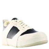 Championes de cuero sintético color beige con recortes en blanco y negro.