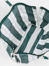 Bolso tipo tote grande, resistente al agua, con diseño de rayas verticales rojas y blancas. Cuenta con asas largas de hombro, cierre superior y parche de cuero con logo grabado. Incluye neceser transparente a juego con base y detalles a rayas.