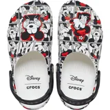 Zuecos clásicos Crocs, color blanco con estampado de cómic en blanco y negro de Mickey Mouse, con detalles en rojo. Cuentan con correa de talón pivotante negra y dijes Jibbitz™ temáticos, incluyendo un dije con la letra 'M' roja.