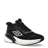 Championes urbanos Umbro modelo Pure Step, color negro con detalles en rosado. Presentan una capellada de malla transpirable, entresuela blanca con diseño geométrico y logo de la marca en el lateral.